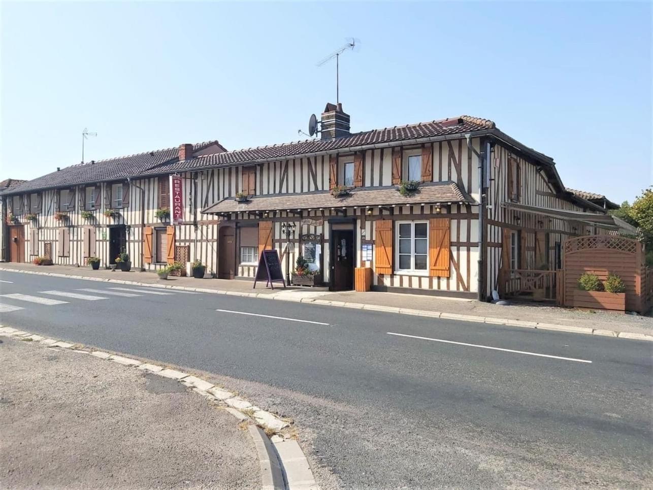La Petite Auberge Chatelraould-Saint-Louvent Exterior photo